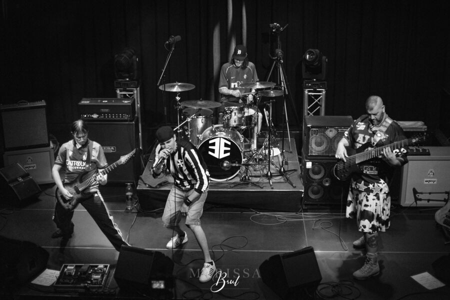 Een zwart/wit foto van de Almeerse band those left standing tijdens ene optreden